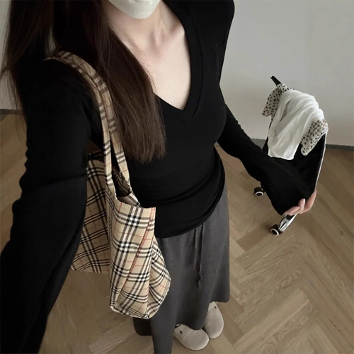 American-style V-neck faux-fur edgy T-shirt with long sleeves—2025 Fall/Winter collection, featuring a regular shoulder fit, slim silhouette, and perfect for layering to keep you warm.