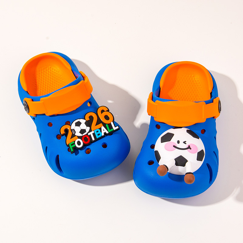 Zapatillas infantiles bonitas de fútbol para niños pequeños en el interior zapatillas frescas para jugar dos zapatos de verano