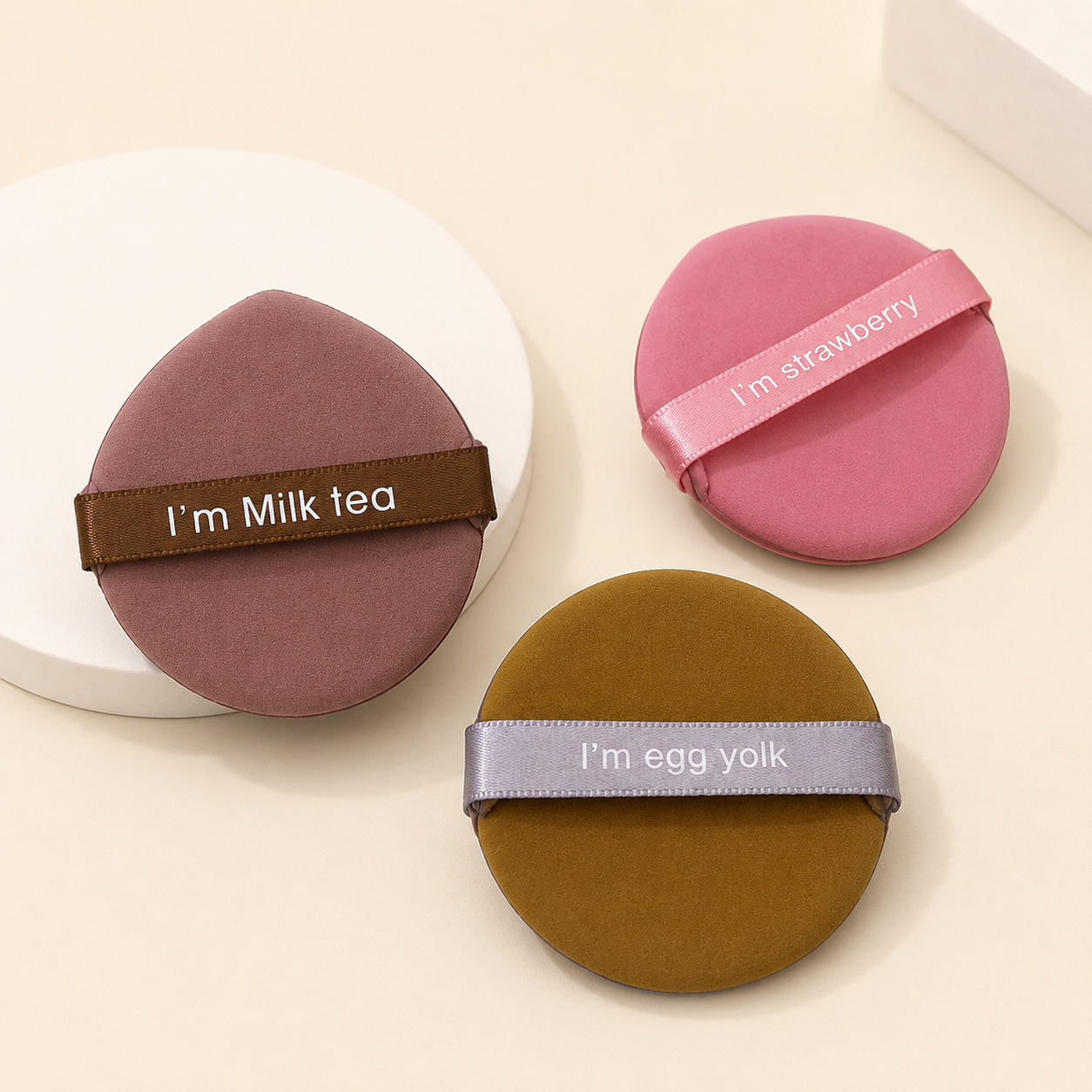 Esponja de maquillaje ultra suave de la serie fresa-piña, hecha a medida en fábrica, no absorbe polvo, de doble uso para maquillaje seco y húmedo, venta al por mayor.