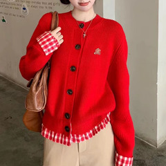 偽の2枚の赤いニットのカーディガンのセーターの女性は色の格子にぶつかってデザイン感の短いコートをつなぎます。