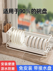 窓辺の狭いタイプの食器棚の食器棚の中の皿は食器棚の台所の台の上の物棚の水たまりの中の高さを収納します。