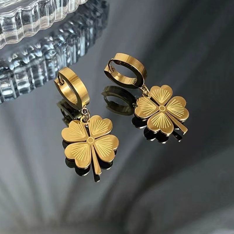 Popular dulce material de acero de titanio simple flor hebilla del oído 2023 nuevo elegante exquisito todo-fósforo accesorios de moda para las mujeres
