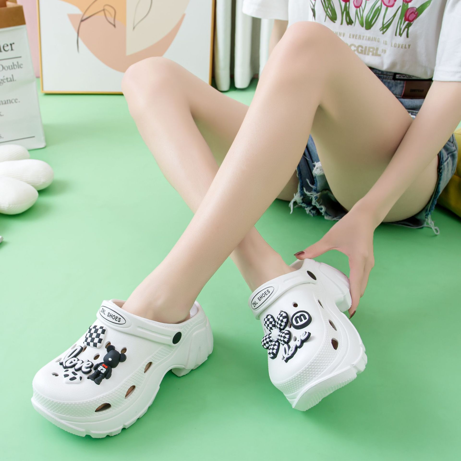 Einteilige Lochschuhe mit dicken Sohlen, Sommer-Oberbekleidung für Damen, 2023, neue rutschfeste, erhöhte Baotou-Stepp-Sandalen und Hausschuhe_voghion.com