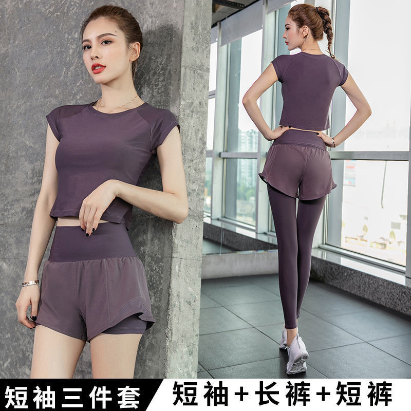 Trajes deportivos de yoga para mujeres verano nuevo 2025 nuevo abrigo con cojín de pecho secado rápido falso dos pantalones comercio exterior