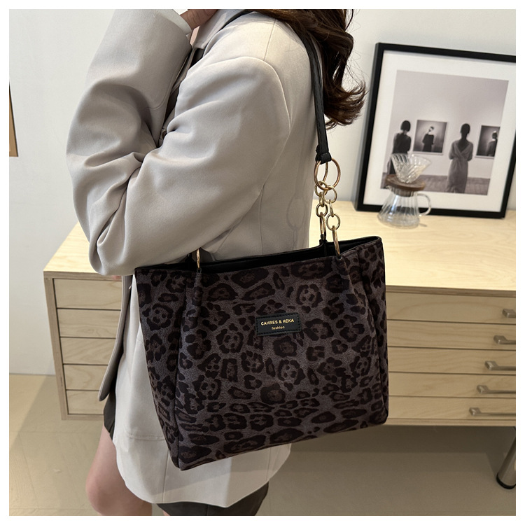 A new velvet leopard print single-shoulder bag and hand-held tote bag for women's casual commuting in autumn and winter 2024 undefined