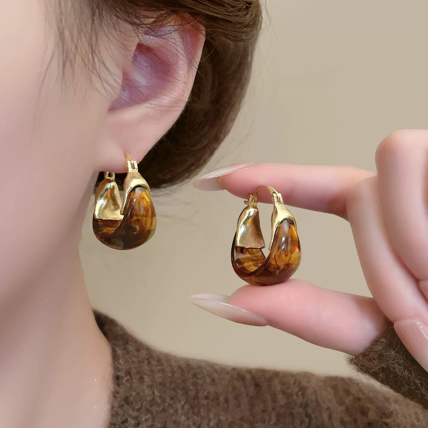 Europa y los Estados Unidos lujo ligero aretes de alto nivel para mujeres 2025 nuevo estilo de nicho de estilo de diseño perlas aretes de perlas