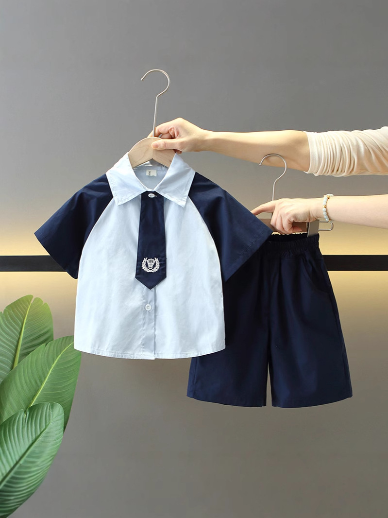 7871 Traje de verano para niños 2025 Camisa de manga corta estilo universitario Pantalones cortos de verano para niños de dos piezas Ropa de bebé