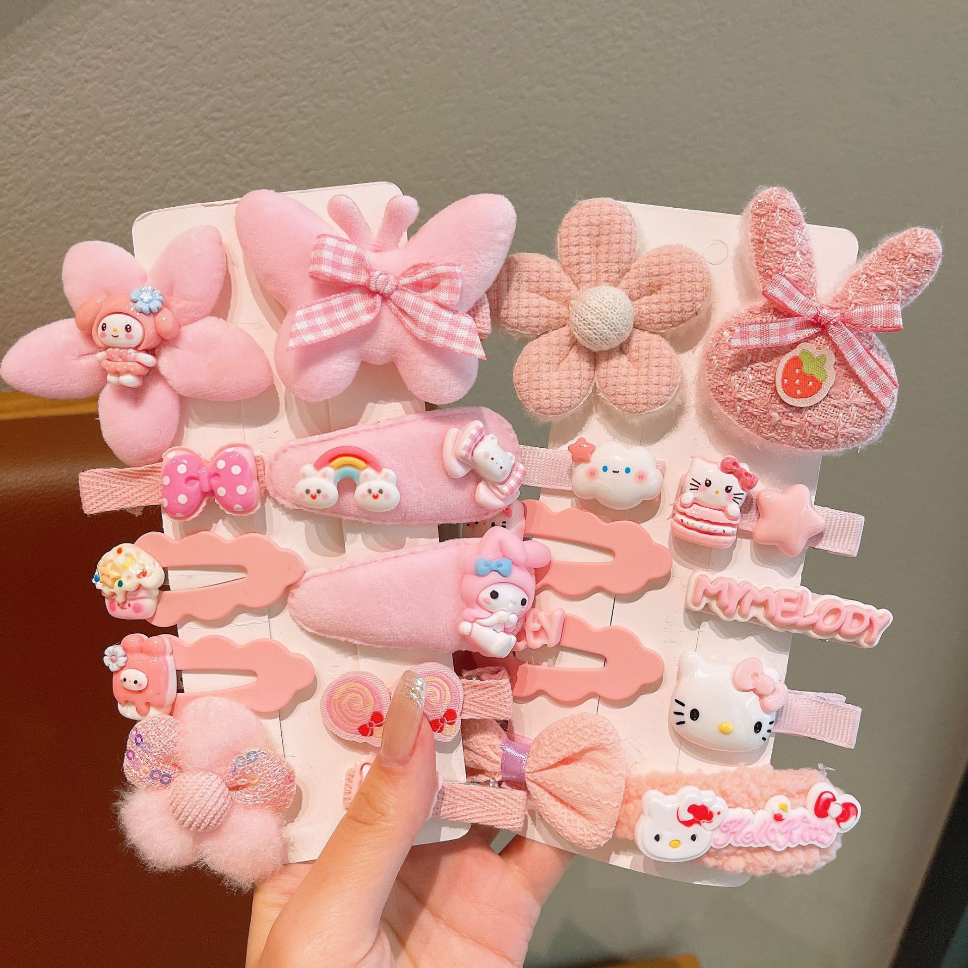 2025 otoño y invierno nuevo peludo Sanli鸥 conjunto de clips para el cabello de niña pequeña caricatura Kullomi clips para niños accesorios para el cabello