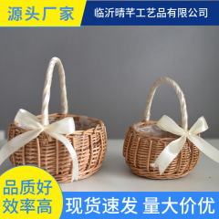 花のかごを編む手提げの青い手作りの天然の模造花のかごを混ぜて手の礼を混ぜて花のかごの竹藤を編んでかごを収めます。
