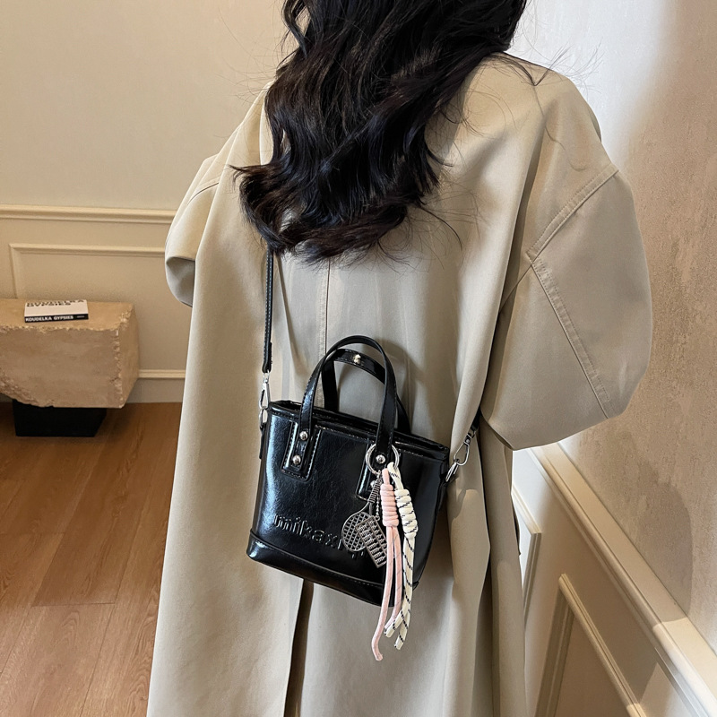 Retro brillante bolso de cubo de mano 2025 nuevo estilo bolso de hombro de color contrastante sensación de alto nivel bolso de mochila casual simple