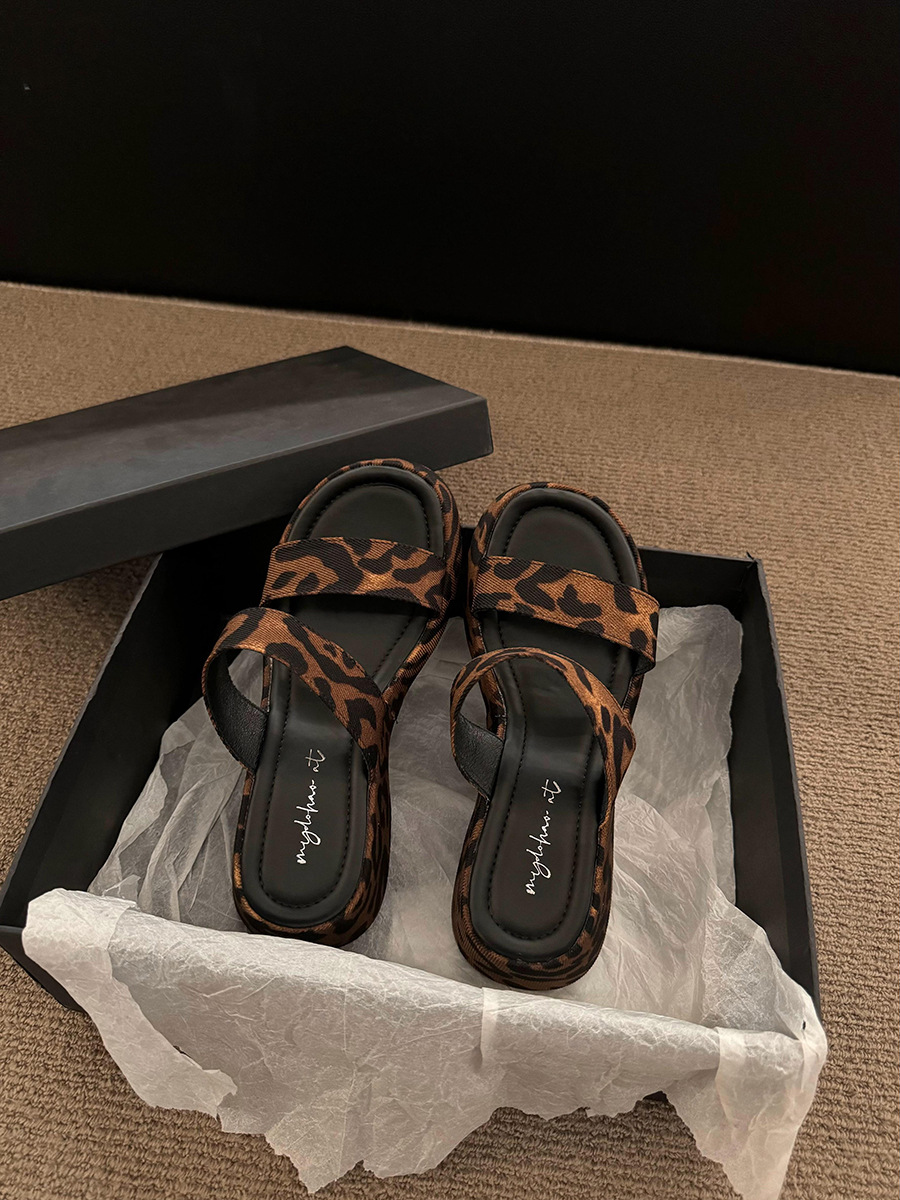 Sandalias y zapatillas de plataforma de bizcocho, zapatos de mujer, desgaste exterior 2025 nuevo estilo de verano con estampado de leopardo, aumento de temperamento, sandalias coreanas de moda
