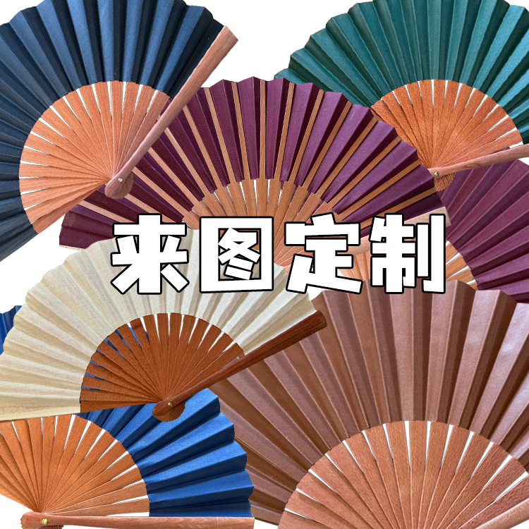 Venta caliente transfronteriza Ventilador plegable de estilo británico Tallado de hierro y madera Ventilador artesanal de serigrafía con dibujo Barniz personalizado para evitar grietas