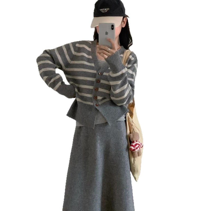 2025秋冬新款撞色条纹V领开衫毛衣女宽松慵懒风针织半身裙两件套|undefined