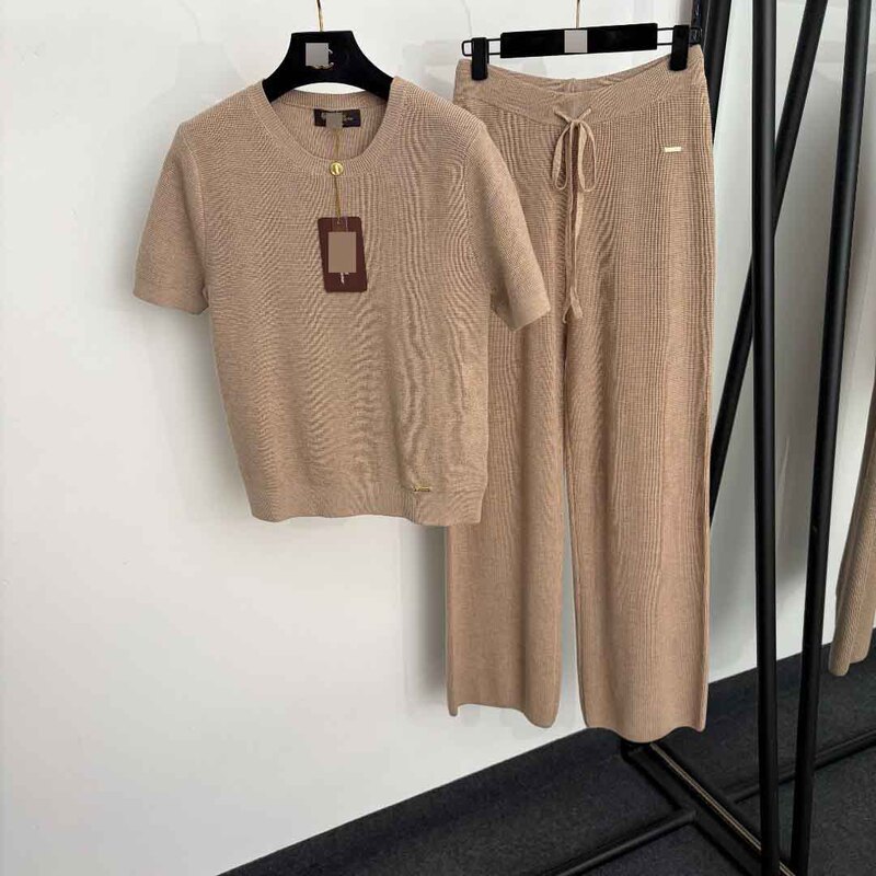 LP new knitted suit: short-sleeved knitted top with metal badge decoration + high-waisted knitted trousers, offering a sense of elegance
