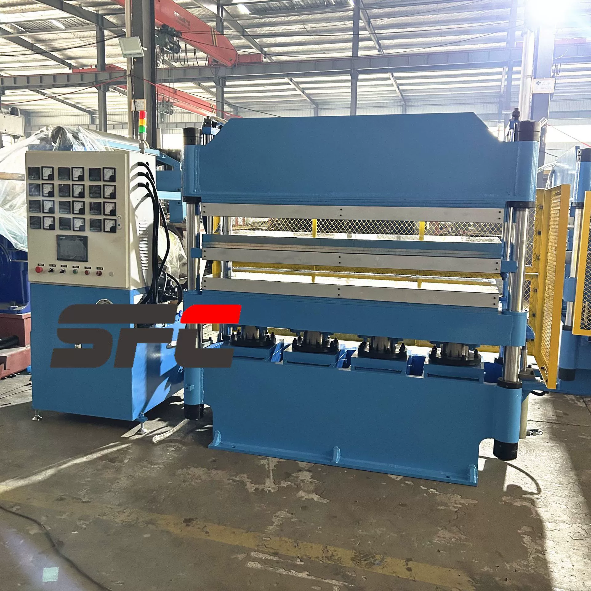 Многогильный четырехколонный полностью автоматический вулканизатор резины с верхним нагревом и нижним охлаждением, автоматический формовочный вулканизатор с ПЛК