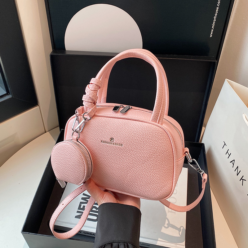 Bolso de moda coreano 2025 primavera y verano nuevo bolso femenino bolso de hombro con patrón de lichi simple bolso de mensajero de letras casuales