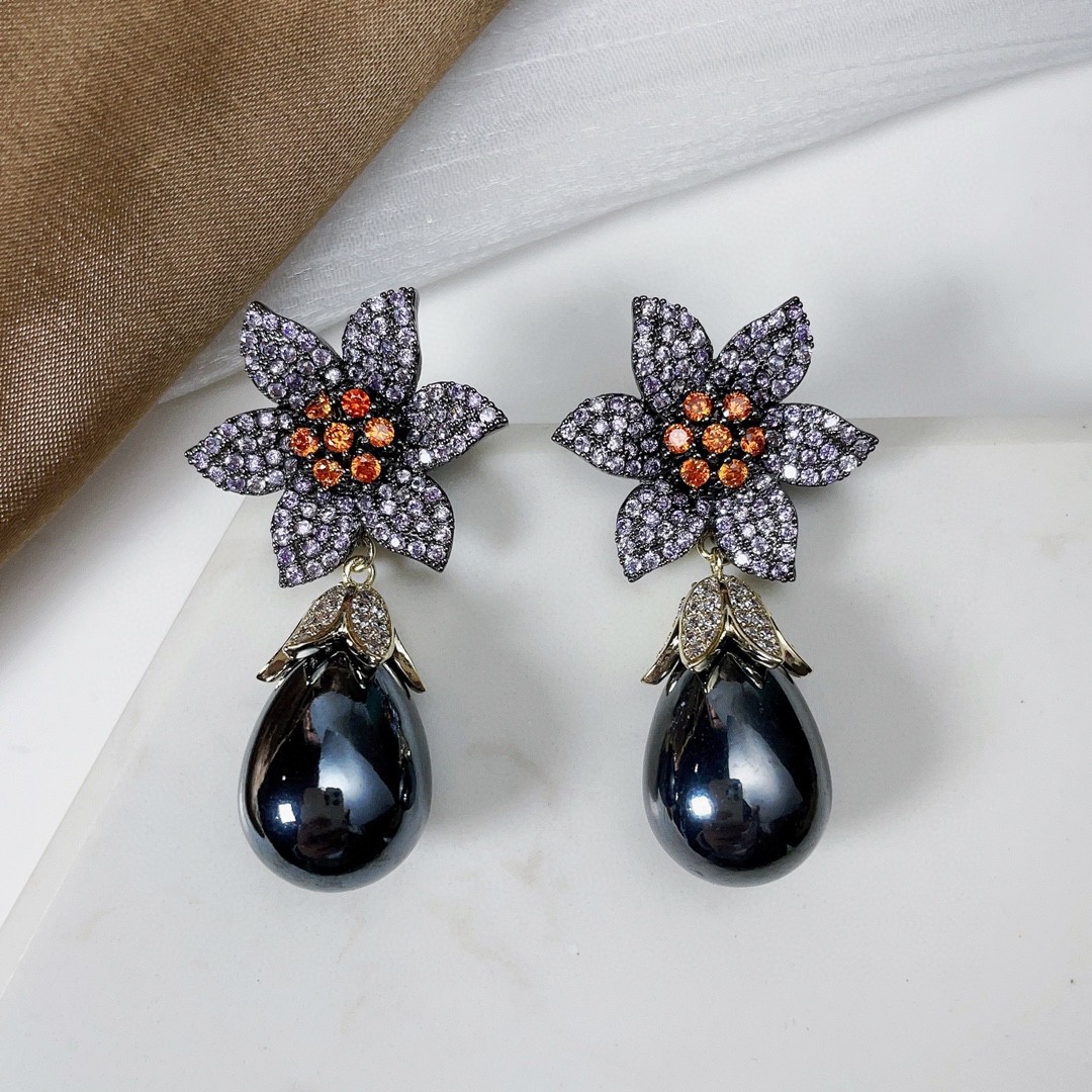 Fashionable three dimensional earrings drop-shaped