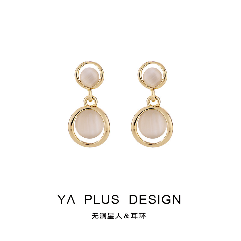 Anting-anting elegan untuk wanita, anting-anting mewah kelas tinggi gaya channel retro gaya Hong Kong, anting-anting elegan, koil nyamuk, klip telinga tanpa anting untuk wanita