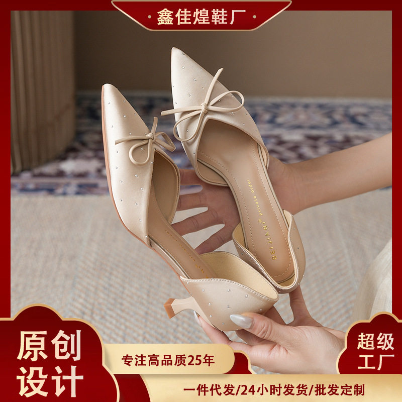 Giày cao gót mũi nhọn gót 6–8 cm đính đá pha lê thắt nơ, kiểu thanh lịch — Màu be, màu đen