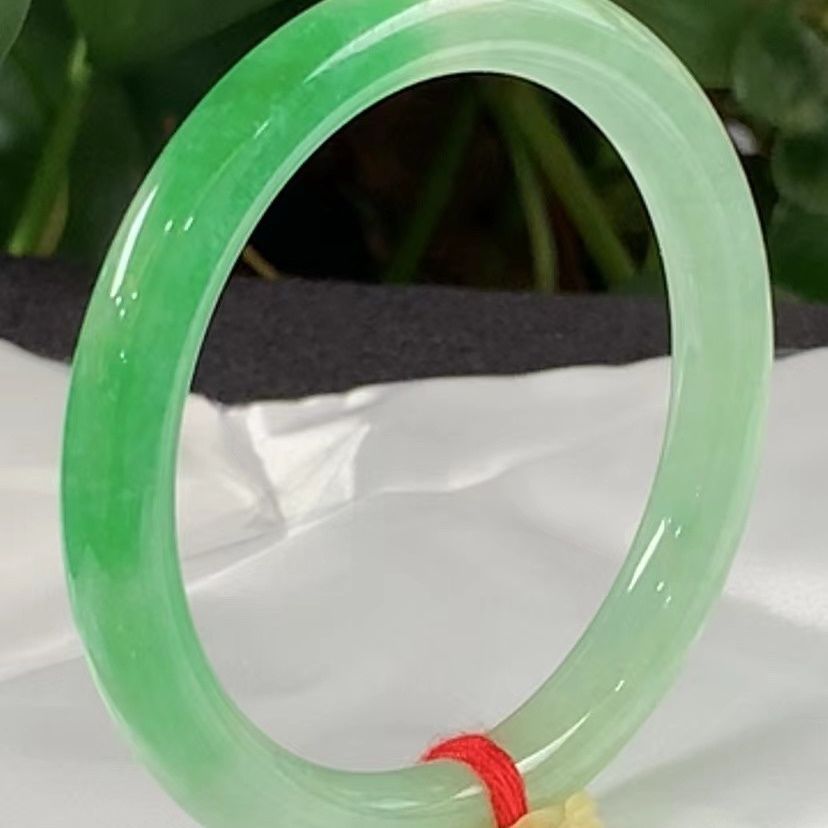 Vòng tay ngọc bích tự nhiên dạng trụ tròn, phong thủy tặng mẹ, đường kính 53–57 mm