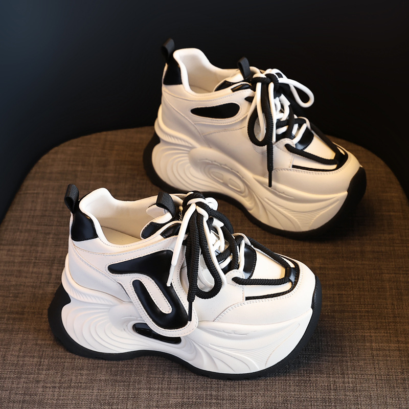 Giày sneaker nữ đế dày tăng chiều cao phong cách bánh xốp mềm mại — Màu be
