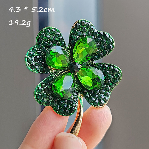 New simple anti-exposure cat's eye brooch for women four-leaf clover pin fixed clothing accessories manufacturer