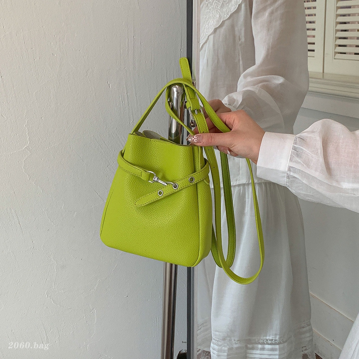 Diseño de nicho de moda nuevo bolso de hombro universal coreano mini 2026 bolso inclinado de verano para mujeres cubo de agua de teléfono móvil