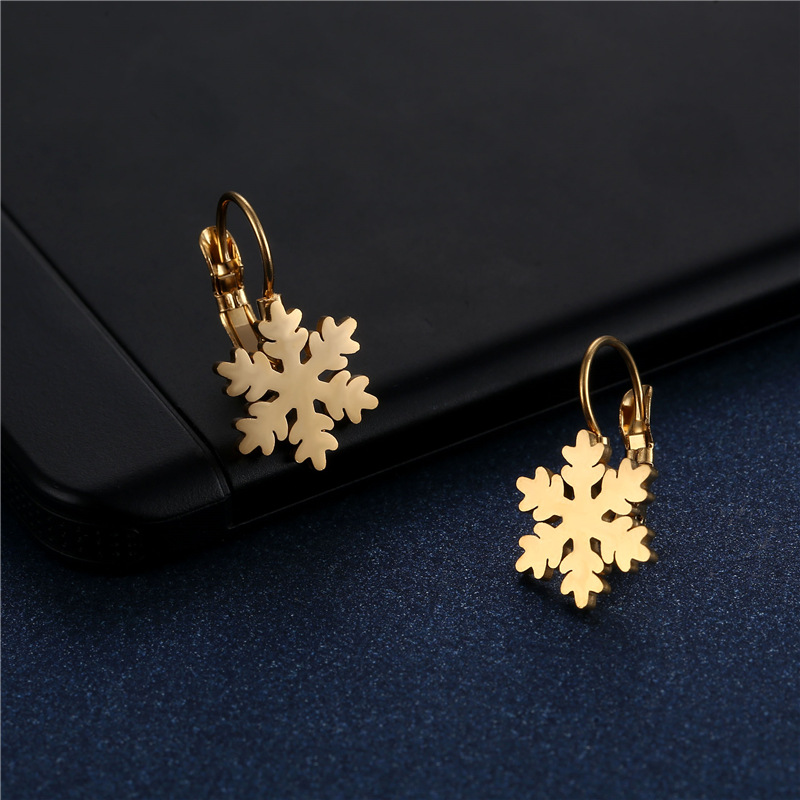 Stainless Steel Snowflake Earrings Glossy Laser Cut 18k Gold Earrings Christmas Ice Flower Earrings display picture 3