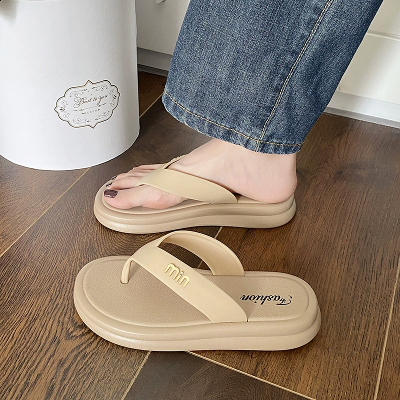 2024 новые шлепанцы для женщин с плоскоподошной пляжной туфли носить нескользкие холодные тапочки с толстой подошвной женской внешней торговлей