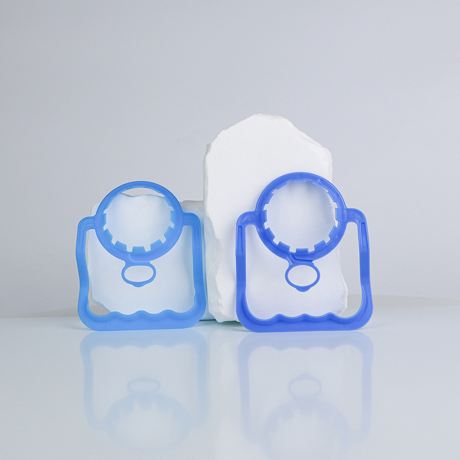 Proveedor al por mayor botella de agua potable desechable mango de plástico 45 / 48 calibre botella de bebidas PE mango