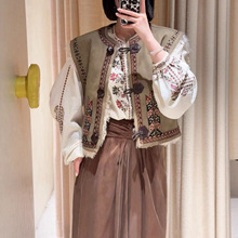 南油高版本25秋季新款纯色圆领牛角扣无袖马甲刺绣毛绒边百搭女