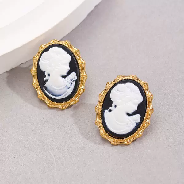 European and American Black and White Skull Queen Tooth Earrings Retro Ins Palace Style Old Portrait Mayo Women's Hanging