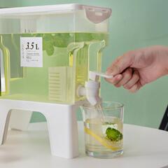 軽くて豪華な押圧式の冷たい水筒のプラスチックの家庭用冷蔵庫の大容量のお茶のバケツの夏の神器の食品級のお茶の桶