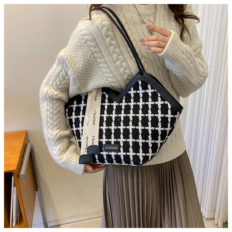 Fashion Handbag 2024 New Trendy Women's One Shoulder Large Capacity Plaid Scarf Tote Bag_voghion.com