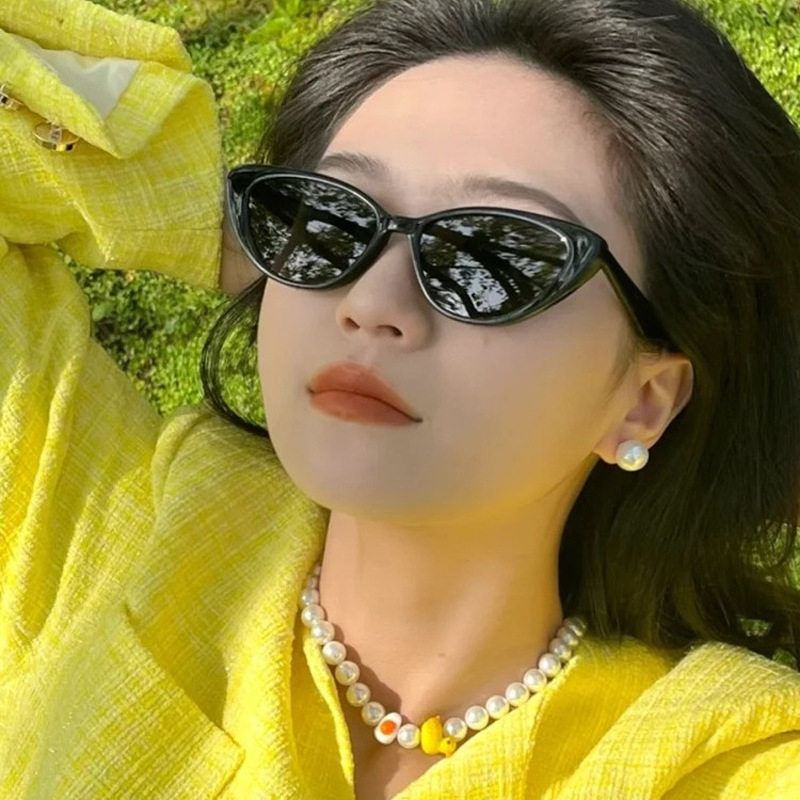Retro triángulo gato ojo cara pequeña gafas de sol de las mujeres de alto grado ins negro pequeño marco protección solar estilo foto gafas de sol