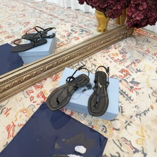 Prada�¿��ɫƽ�כ���Ů�ĕr�аٴ�T�֎����m͸����Ƥ��Ь