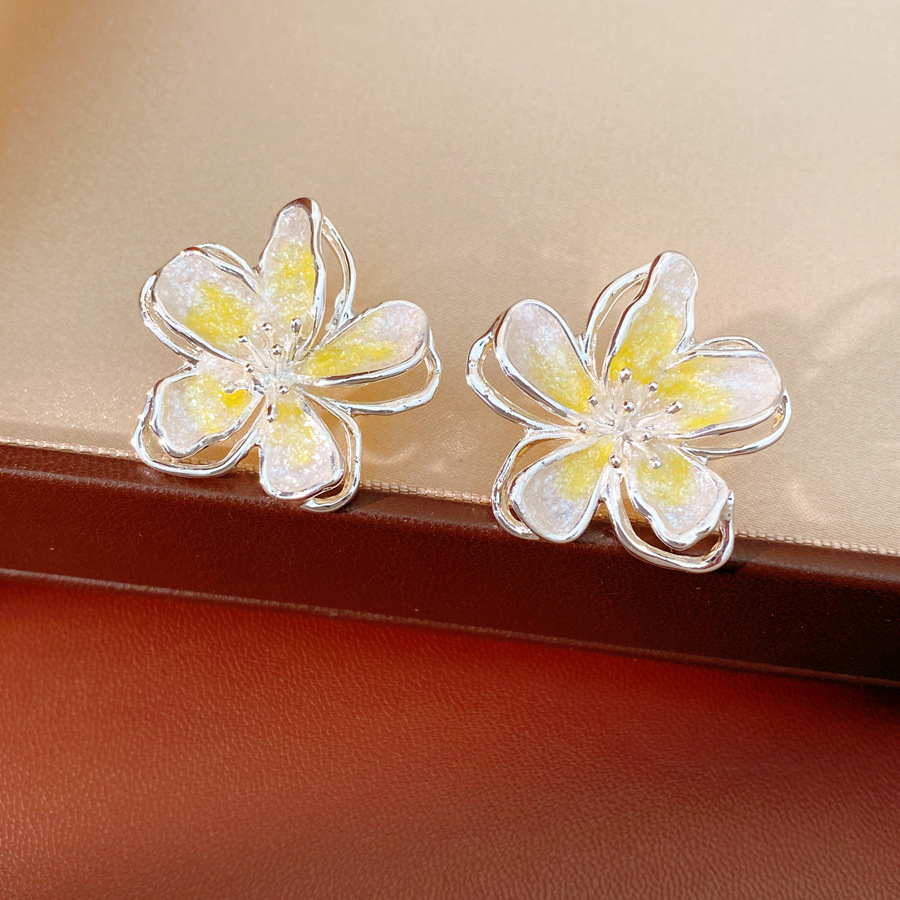 Aguja de plata dopamina color goteo de aceite flor pernos de orejas temperamento dulce pequeño pendientes claros ligeros de lujo alta sensación de orejas para mujeres