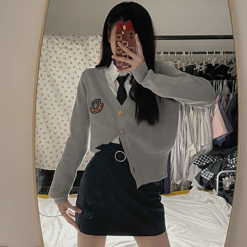 그레이 프리 뱃지 싱글 가디건 스웨터