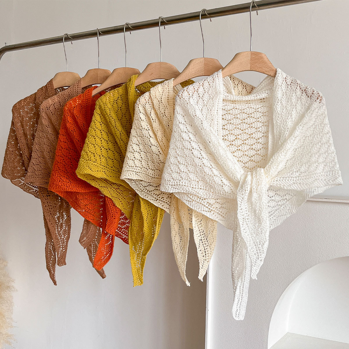 얇은 세련되고 다재다능한 단색 니트 숄 중공 여성 패션 부드러운 피부 친화적인 부드러운 삼각형 스카프 여성 도매