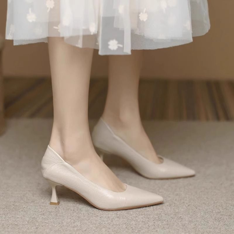 Temperamento zapatos de tacones altos mujeres primavera 2026 nuevo tacones delgados viaje ligero nicho simple estilo francés zapatos de cuero de punta pequeña