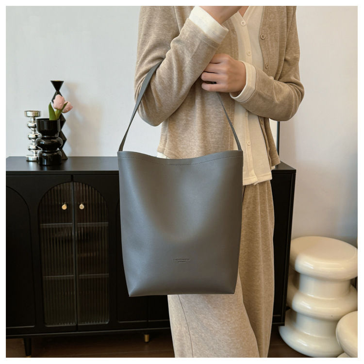 Solid color Tote bag 2024 new style, high-end, large-capacity single-shoulder versatile, niche women's bag, casual and simple bucket bag undefined