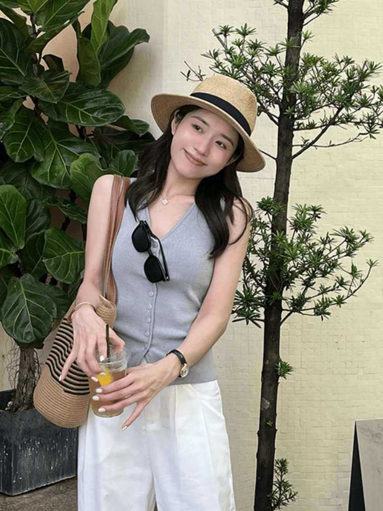 灰色のvネックの氷の糸のしわのニットのベストの女性の夏の外は独特で美しい袖の肩のベストの上着を着ます。