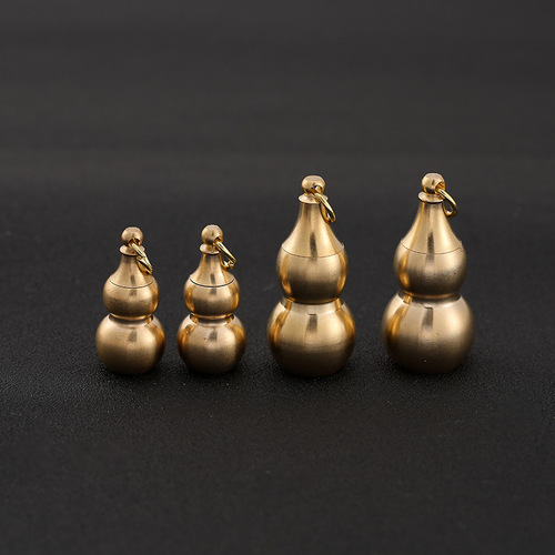 The upper opening of the small brass hollow gourd can be opened to hold things. The large pure copper hollow gourd can hold cinnabar.