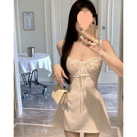 法式甜美蕾丝拼接吊带连衣裙女夏季收腰显瘦性感短裙纯欲风字潮流