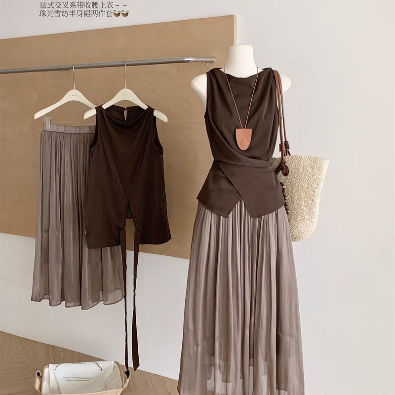 French-Style Pleated Sleeveless High-Neck Slim-Fit Top + Casual Chic Pleated Glitter Silk Skirt Two-Piece Set French-Style Pleated Sleeveless High-Neck Slim-Fit Top + Casual Chic Pleated Glitter Silk Skirt Two-Piece Set