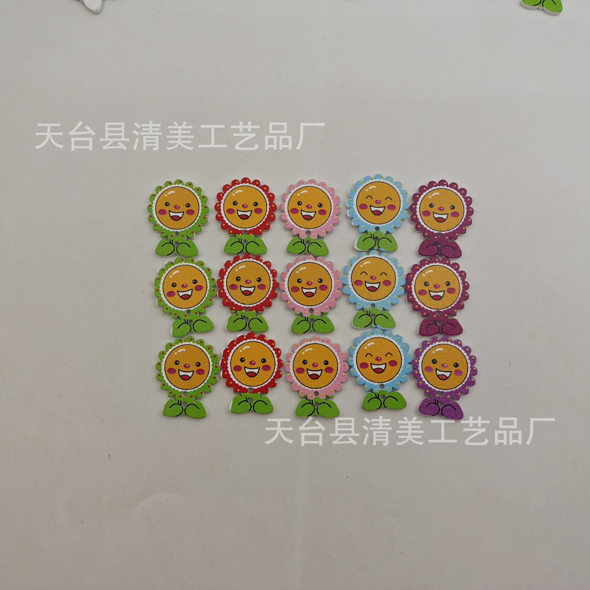 Decoración de fondo blanco de madera estilo flor de sol botón de madera DIY lindo botón decorativo en forma de flor 50 por paquete