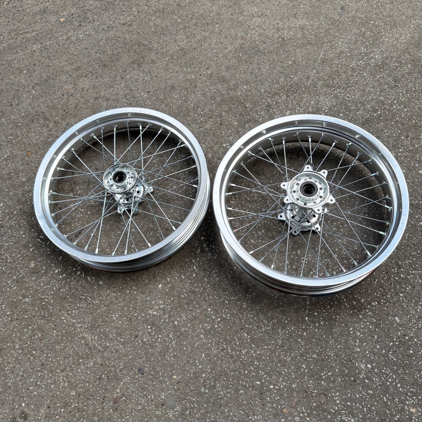 Suitable for QiuLongJiFeng front wheel set 2.50-17 and rear 3.50-17 aluminum alloy wheel hub assembly, silver widened rims