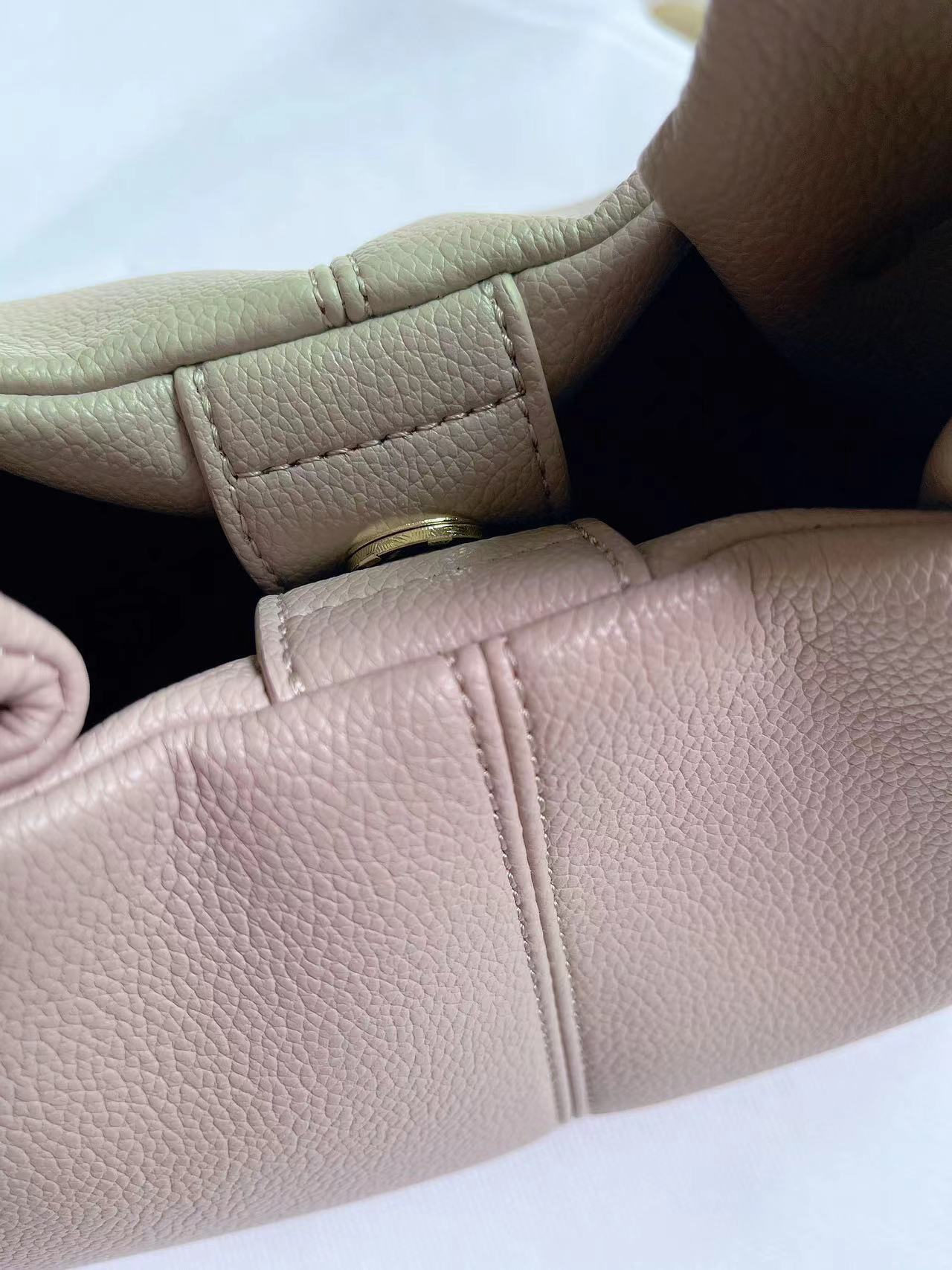 Franskt nischmärke 2024 ny mångsidig enfärgad matlåda modehandväska crossbody-väska med enkel axel för kvinnor_voghion.com