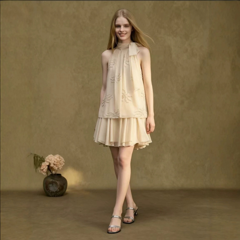 Ethereal and Graceful | French-Style Romantic Chiffon Top with a Sense of Elegance for Summer, Paired with a Flowing Petal Skirt. Ethereal and Graceful | French-Style Romantic Chiffon Top with a Sense of Elegance for Summer, Paired with a Flowing Petal Skirt.