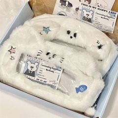 ぬいぐるみの青い子犬の筆の袋の女子学生の乳は叫びます。